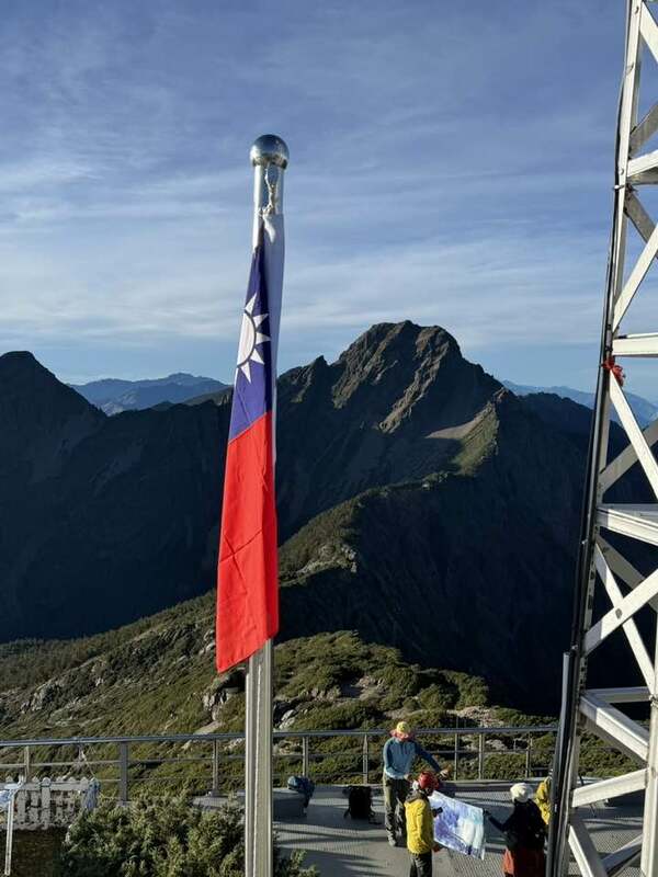 鄭明典分享海拔3800公尺玉山北峰氣站升旗的畫面。   圖：取自鄭明典臉書