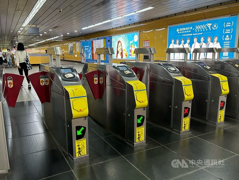 台北市長蔣萬安10日表示，台北捷運全線車站閘門硬體建置已完成，預計民國115年1月起開放使用QR Code掃碼乘車，支援市面常見的悠遊付、LINE Pay等。   圖：中央社／提供