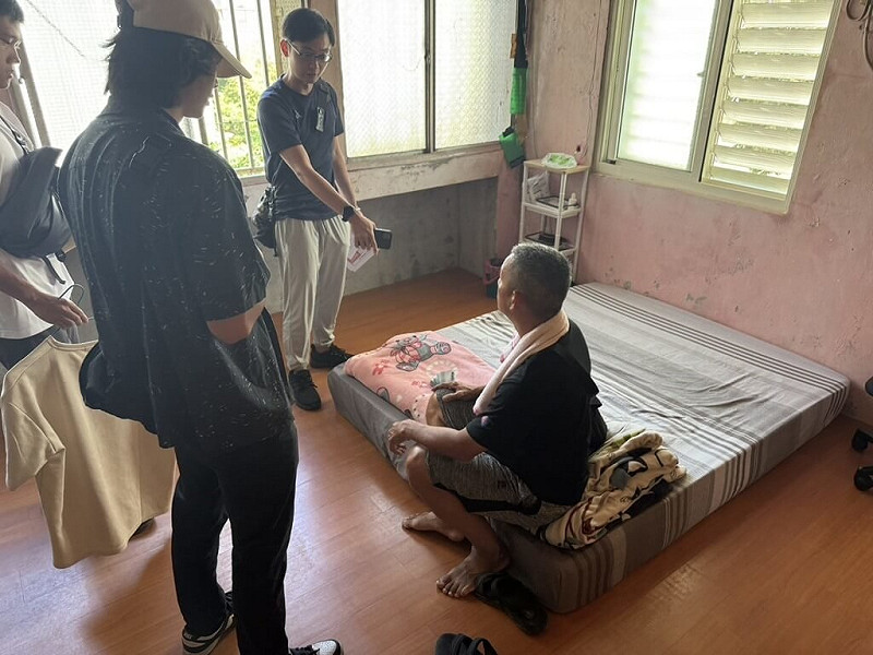 花蓮縣光復鄉黃姓身障災民的新台幣13萬元救命錢遭竊，警方獲報追查，10日將涉案的黃姓送餐志工（右）逮捕到案，並查扣贓款7萬多元、金飾及手機證物等。   圖：花蓮縣警局／提供