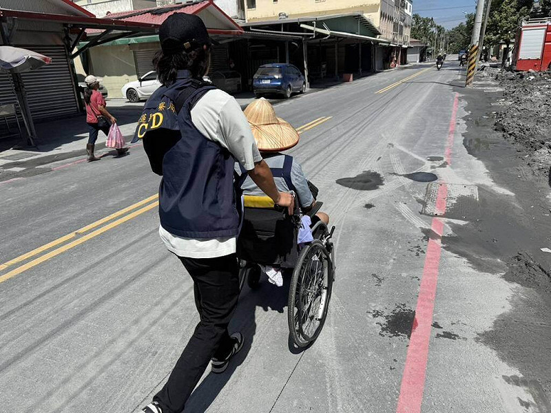 花蓮縣光復鄉65歲黃姓身障災民日前通報，放在床旁的新台幣13萬元救命錢遭竊，警方隨即組成專案小組追查，10日將涉案人拘提到案送辦。   圖：花蓮縣警局／提供