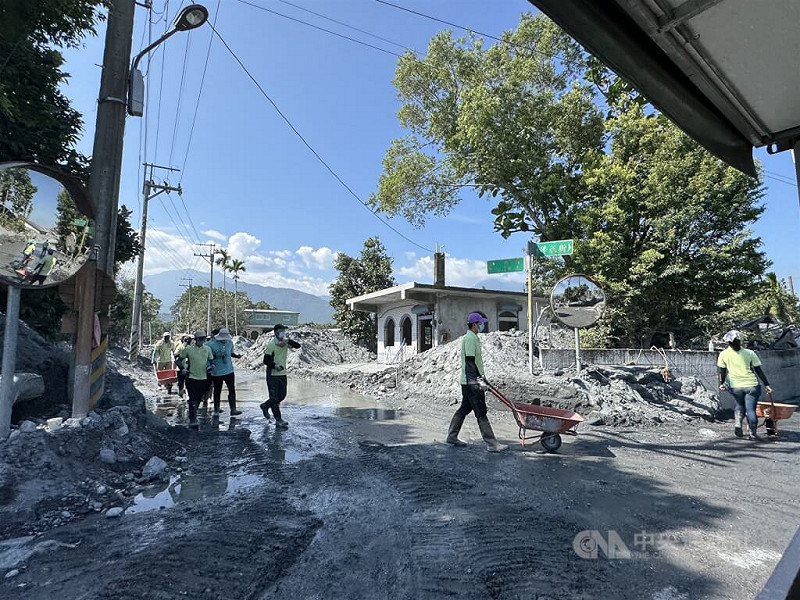 花蓮馬太鞍溪堰塞湖溢流，志工8日在光復鄉佛祖街清理。（中央社檔案照片）   