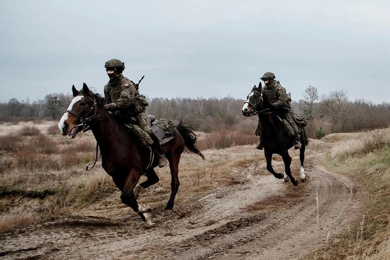 俄軍發動的騎兵突擊行動，不到十分鐘就被烏軍無人機火力徹底殲滅。   圖：翻攝自 X