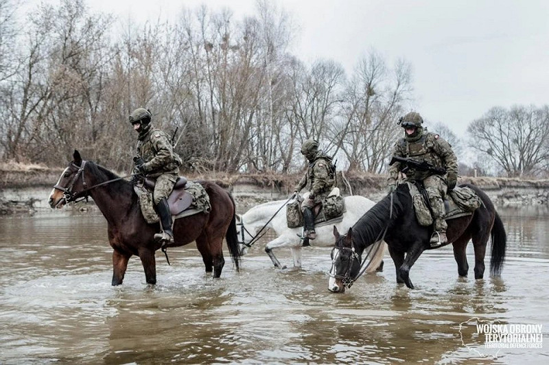  俄軍發動的騎兵突擊行動，不到十分鐘就被烏軍無人機火力徹底殲滅。 圖：翻攝自 X 