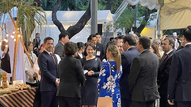  蕭美琴與巴拉圭議長享用花蓮在地美食。 圖：高逸帆／攝 