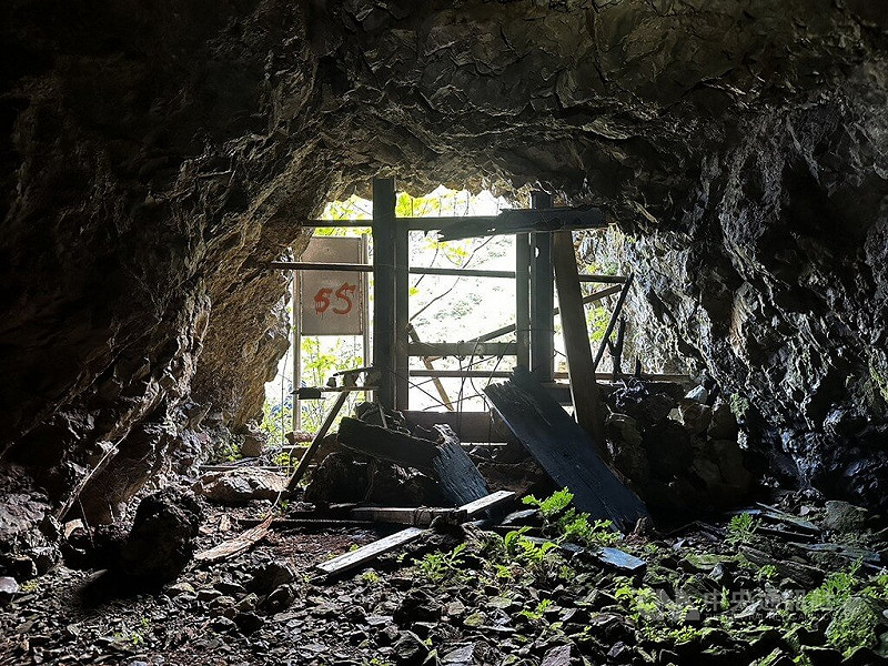 新北市瑞芳區牛伏礦55號廢棄礦場日前有登山客發現不明人骨。瑞芳警分局10日指出，經初步勘驗遺骸完整、無打鬥痕跡與身份文件，研判死亡時間已超過半年。（翻攝畫面）中央社記者黃旭昇傳真　114年10月10日   