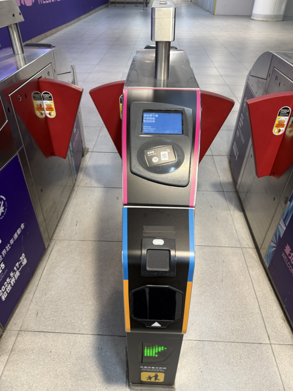 台北捷運閘門更新10月完成，預計明年1月起開放QR Code掃碼乘車，用卡乘車則將由收單銀行台新銀行依契約自明年1月起先進行6個月上線使用驗測。測試順利，明年7月全面開放所有銀行信用卡及蘋果手機ECP (黑屏過閘) 功能。   圖：台北捷運公司／提供