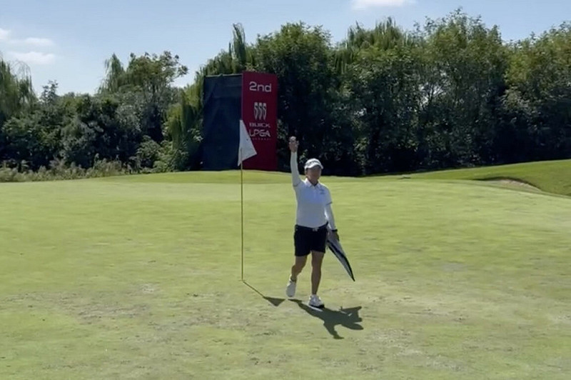台灣高爾夫一姐徐薇淩（圖）10日在別克LPGA上海賽第2回合狀態佳，於球場後9洞的第2洞用7號鐵桿射下生涯第2度的一桿進洞。（徐薇淩提供）中央社記者黎建忠傳真　114年10月10日   