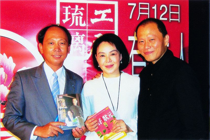 蔡國顯(左)特別北上信義計畫區新光百貨祝賀張毅(右)、楊惠姍(中)琉璃工坊20周年展覽。楊惠姍手中的書即為蔡國顯的自傳式著作《拔仔狀元》，由她和張毅二人幫忙寫序推薦，張毅也一直有意將《拔仔狀元》拍成電影，蔡國顯則手拿琉璃工房的故事書「今世相隨」，足見雙方的好交情。   圖：蔡國顯/提供