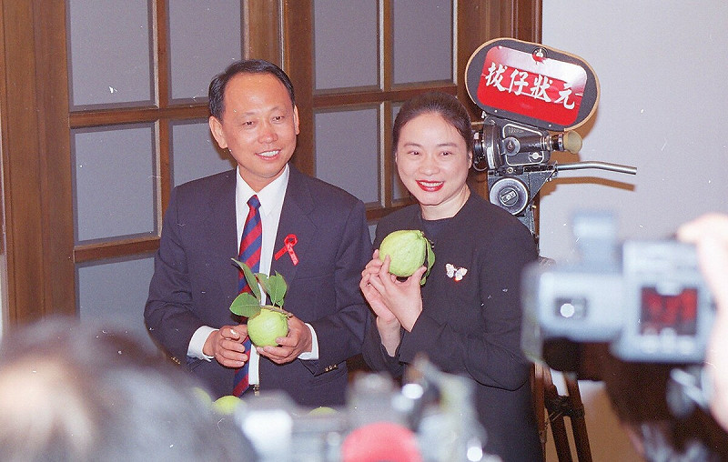 時報出版社在台北前美國大使館官邸,為蔡國顯(左)的《拔仔狀元》舉辦全球新書發表會,為該書寫序推薦的亞太影展和金馬獎雙料影后陸小芬(右)親自出席站台宣傳。 圖:蔡國顯/提供