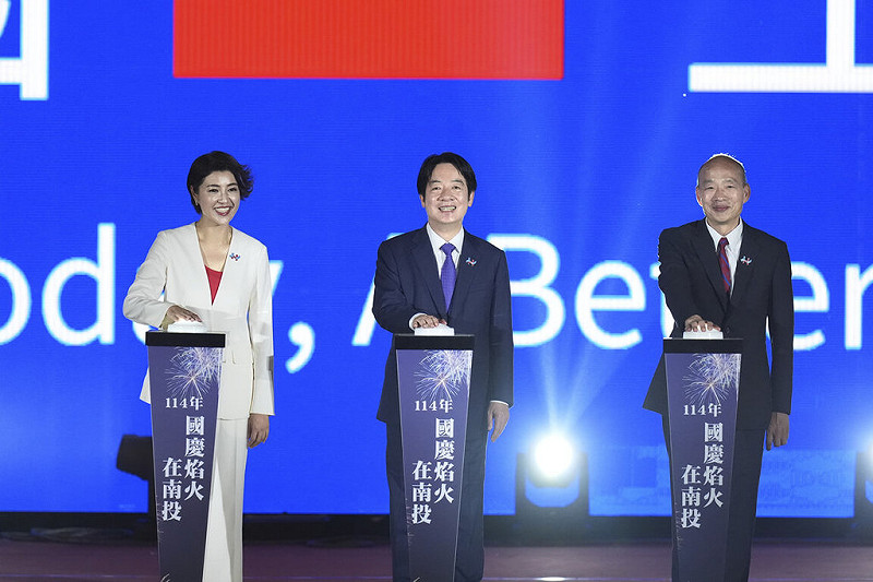 114年國慶焰火10日晚間在南投施放,總統賴清德(中)、立法院長韓國瑜(右)、南投縣長許淑華(左)出席主持啟動儀式,與民眾一同欣賞璀璨煙花點亮夜空。(南投縣政府提供)