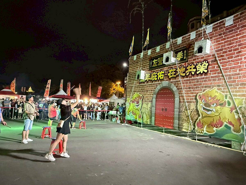 攻炮城競賽現場炮聲不絕於耳、熱力四射,爭奪「攻炮英雄」榮耀。 圖:高雄市民政局/提供