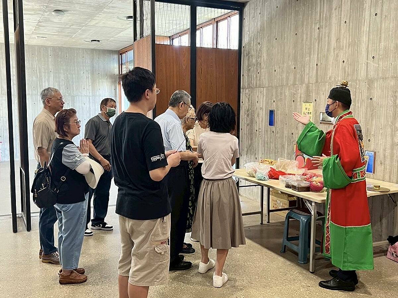 民眾黨前主席柯文哲與家人，到納骨塔祭拜柯文哲父親柯承發。   圖：柯文哲臉書