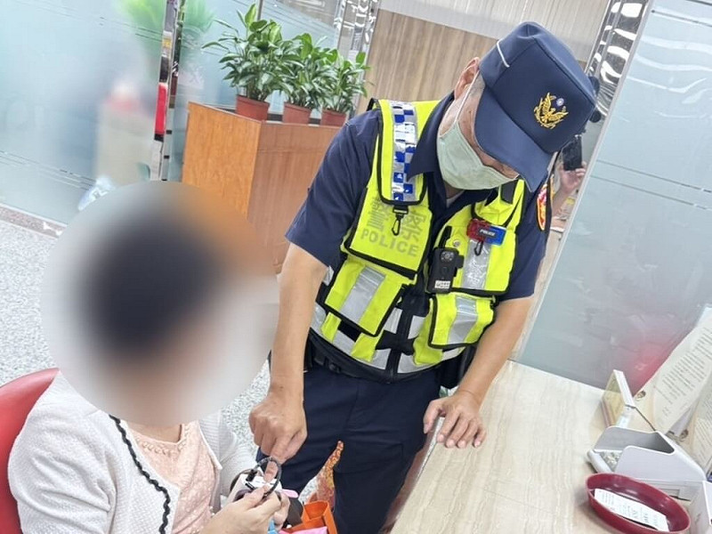 台中市有婦人2度到銀行匯款，欲購買中國藝人海外演唱會門票，但因匯款帳戶有異加票價不合行情，警方識破這是詐騙手法，即時攔阻。（民眾提供）中央社記者趙麗妍傳真 114年10月11日   