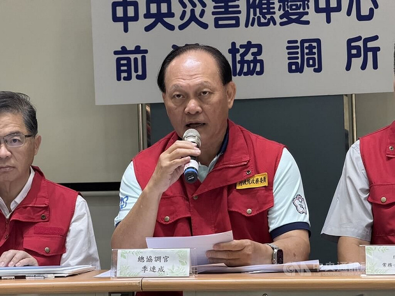 中央災害應變中心前進協調所總協調官季連成11日舉行記者會，讓外界知道最新狀況、災區需求與工作重點，連11天救災未見倦容。中央社記者張祈花蓮攝 114年10月11日   