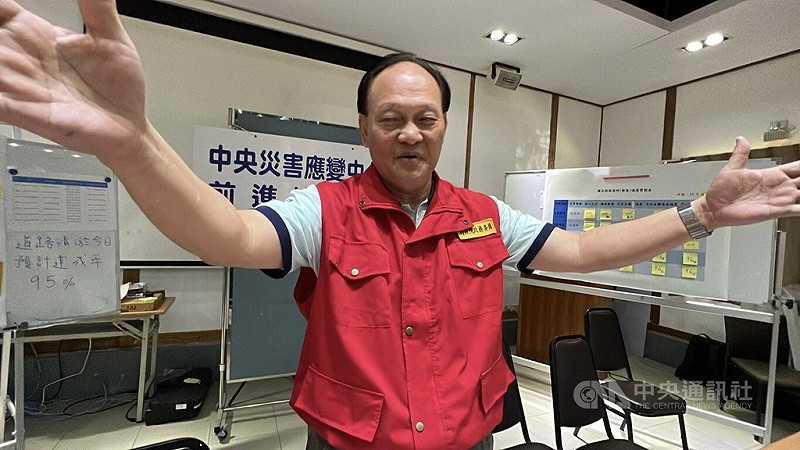 中央災害應變中心前進協調所總協調官季連成作風明確快速,讓人感受不怒自威,4日和記者談到故鄉台東縣時才露出笑容。中央社記者盧太城花蓮攝 114年10月11日