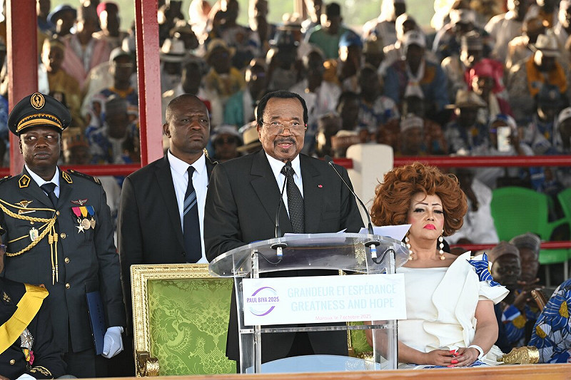 喀麥隆總統保羅．比亞（Paul Biya）世界上年齡最大的現任國家元首於當地時間週日再次競選連任，目標是第八個總統任期。若成功連任，這位92歲的領導人將持續執政至接近百歲，成為非洲最長壽且任期最久的國家元首之一。   圖:翻攝自X帳號@PR_Paul_BIYA