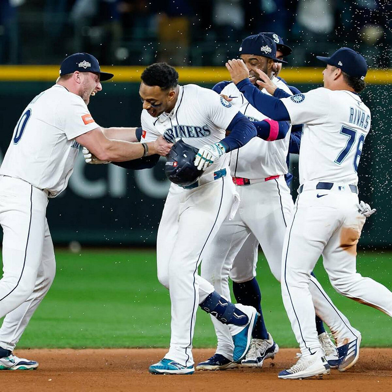 美國職棒大聯盟MLB西雅圖水手10日延長賽15局下靠著波蘭科（左2）敲出再見安打勝出，終場3比2擊敗底特律老虎。（圖取自x.com/Mariners）   
