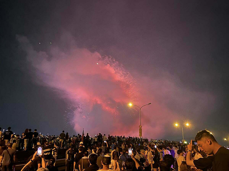 南投國慶焰火，根據縣府統計，共湧進逾28萬人，但許多人懷抱興奮心情到現場看焰火，因為現場煙太大，只看到煙或煙雲。   圖：取自南投人聊天室2.0(備用)