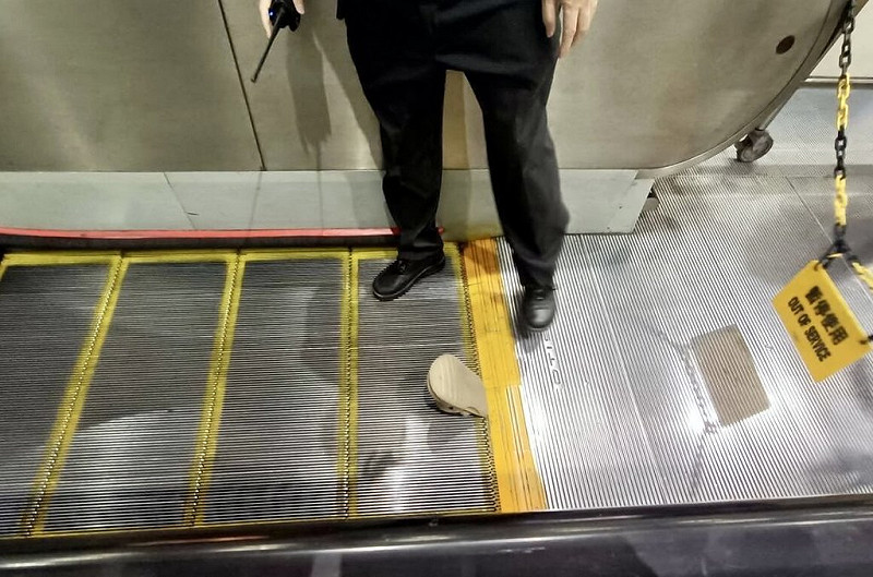 台北捷運板南線新埔站，11日中午傳出站內手扶梯遭乘客的膠鞋卡住（圖），手扶梯故障晃動造成乘客跌倒。消防局將其中1名傷者送醫治療。（民眾提供）中央社記者黃旭昇新北傳真  114年10月11日   