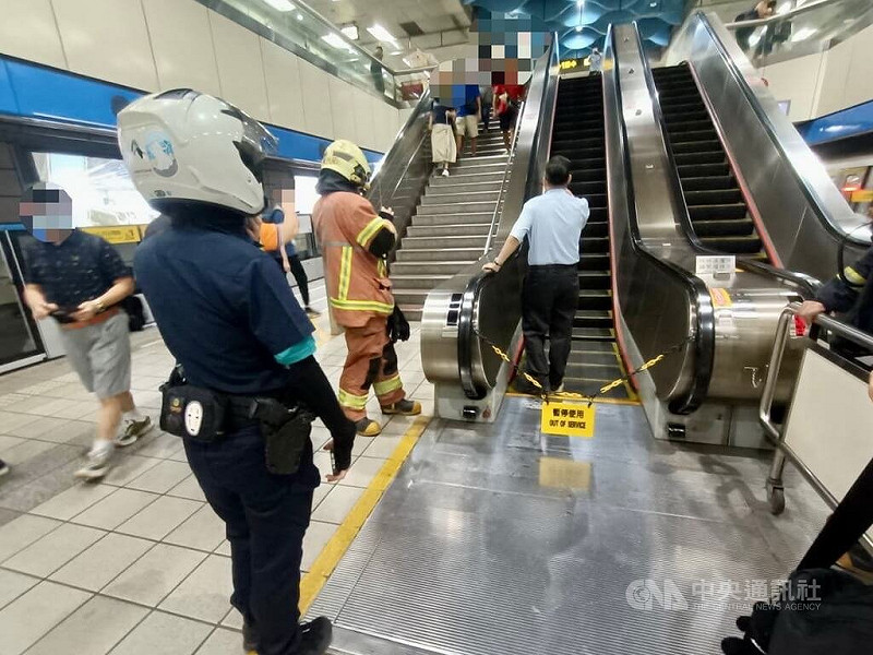 台北捷運板南線新埔站,11日中午傳出站內手扶梯遭乘客的膠鞋卡住,手扶梯故障晃動造成乘客跌倒。警方據報前往現場調查。(翻攝畫面)中央社記者黃旭昇新北傳真 114年10月11日