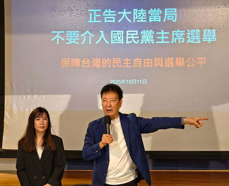 戰鬥藍召集人趙少康今（11）日召開記者會，指控中國介入黨魁選舉，利用網路假消息與AI影片影響選情。遭周玉蔻狠酸：「老趙為了救郝大兵說中國介入黨魁選舉國民黨就完了，那中國介入中華民國總統選舉就OK嗎？」   圖:翻攝自趙少康臉書