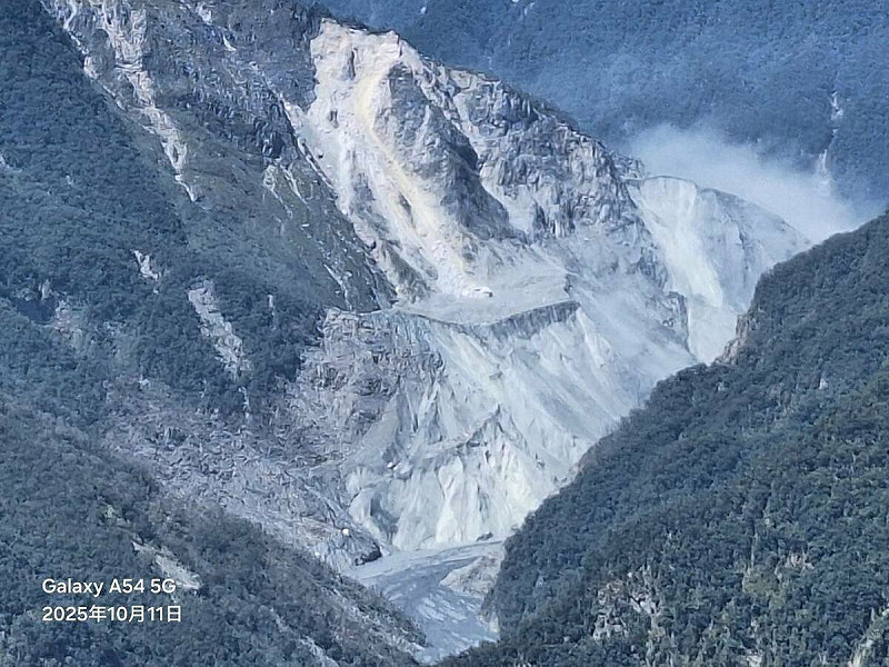 馬太鞍溪堰塞湖湖區崩坍、土方崩落及淤沙現況。   圖：林業保育署／提供