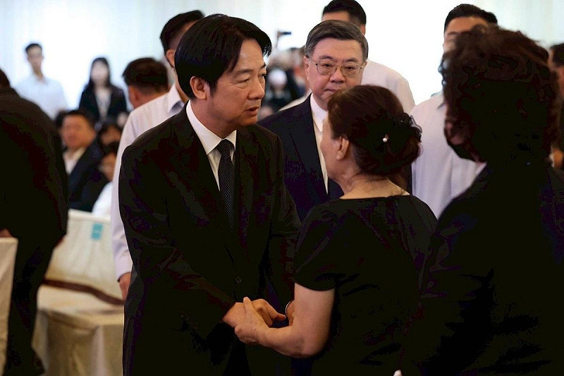 賴清德(右)慰問張俊雄家屬。 圖:民進黨高雄市黨部/提供