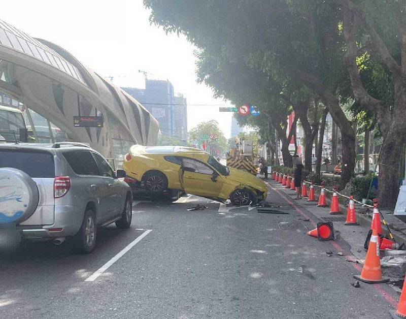 曾姓男子11日駕駛黃色野馬跑車行經台灣大道時意外失控衝上人行道，車輛翻滾一圈後，後輪還壓上另一輛自小客車，警方獲報到場將受傷曾男送醫，將釐清是否有酒駕情事。（民眾提供）中央社記者趙麗妍傳真 114年10月11日   