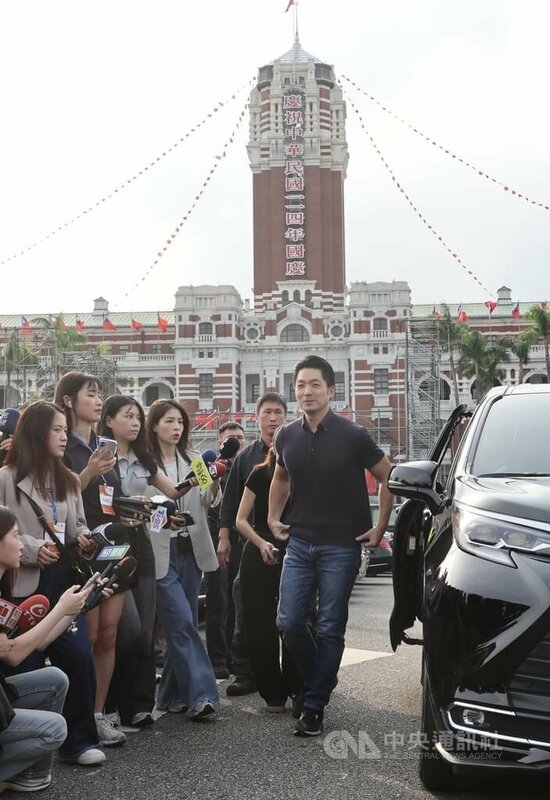 台北市長蔣萬安（前右）11日下午出席「2025台灣的孝–百善孝為先為父母長輩教練洗腳暨反毒宣導活動」，抵達現場時受到媒體包圍，受訪回應輝達總部用地相關議題。   圖: 中央社 (中央社記者趙世勳攝)