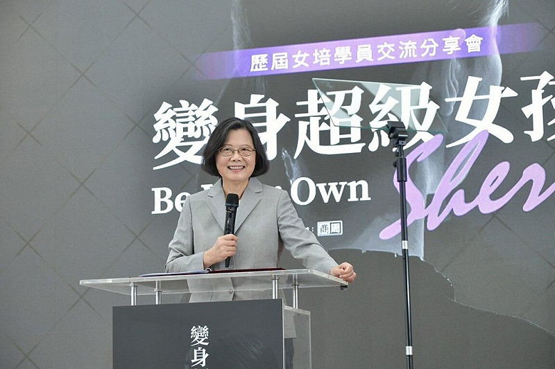 前總統蔡英文（圖）11日在台北出席「變身超級女孩－歷屆女培學員交流分享會」，與現場學員分享從政經驗，勉勵學子要懂得學習、誠實面對自己不懂及不足之處。（教育部提供）   