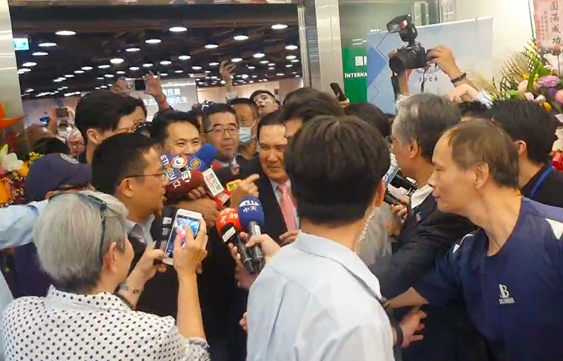 被問到誰勝任國民黨主席？馬英九今日出席活動幽默的比向自己。   圖：金大鈞/攝