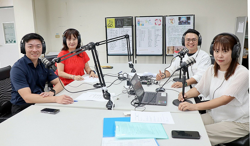吳立森與王慧君、許榮宏、吳玉玫(左至右)參與鳳林國中播客錄製初體驗。    圖：高雄市教育局/提供