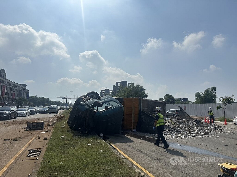 台中沙鹿區向上路6段大下坡路段，12日上午有1輛大貨車自撞安全島，側翻到對向車道，還波及到1輛小客車，大貨車駕駛受傷送醫治療。（翻攝照片）中央社記者蘇木春傳真 114年10月12日   