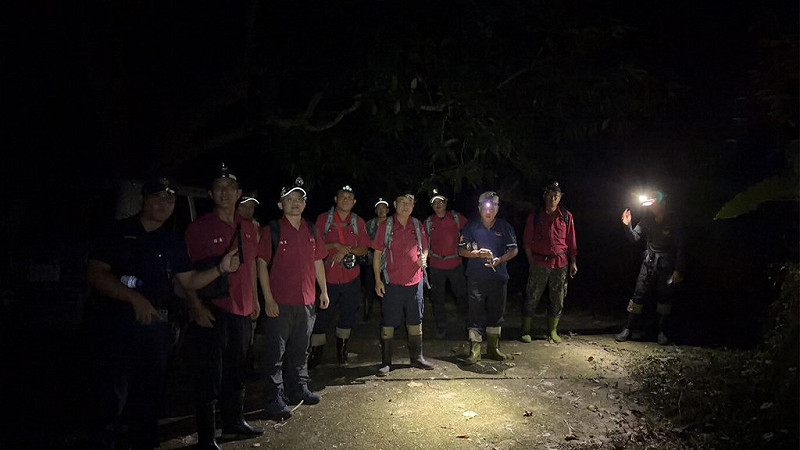 陳姓男子11日獨自攀登竹山鎮、鹿谷鄉交界陳東坑山，下山迷路求救，南投縣消防局警義消會同民力入山徹夜搜救（圖），12日凌晨找到陳男送下山。（南投縣消防局提供）中央社記者蕭博陽南投縣傳真　114年10月12日   