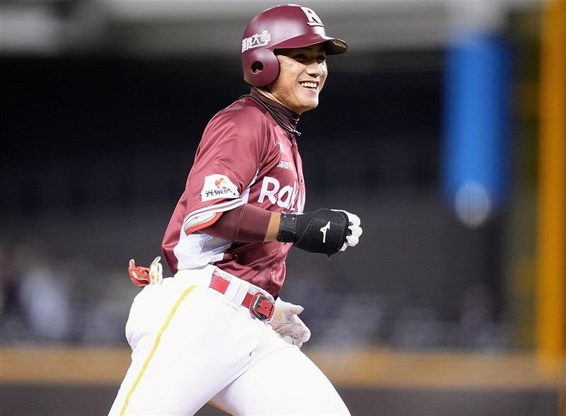 中職季後挑戰賽12日第3戰，統一7-ELEVEn獅隊仍擁2勝1敗聽牌優勢，樂天桃猿沒有退路，將今年例行賽長打有不錯發揮的林政華（圖）排入先發打序。（樂天桃猿提供）   