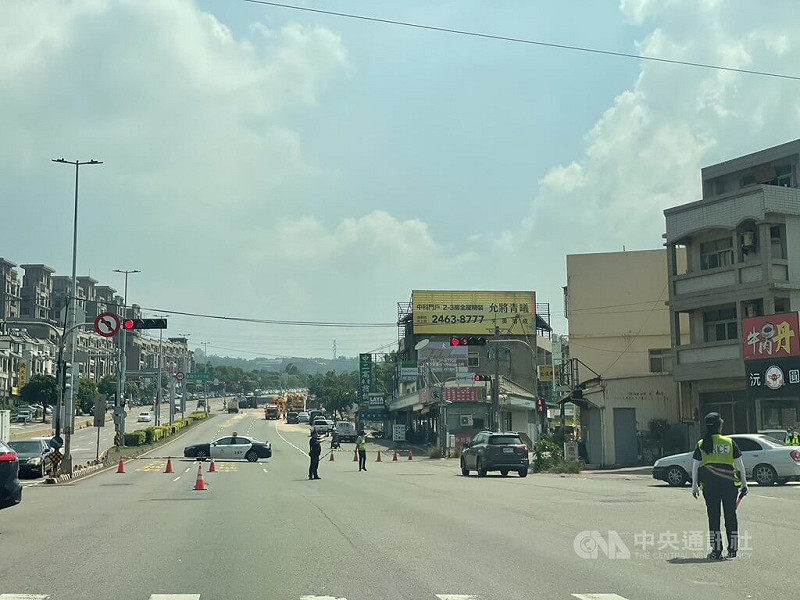 侯姓男子12日上午駕駛砂石車行經台中市沙鹿區向上路六段大下坡路段時，疑因煞車失靈自撞翻覆，侯男頭部撕裂傷、意識清楚、無生命危險。警方封閉單向車道處理，目前已恢復全線通行。（翻攝照片）中央社記者蘇木春傳真　114年10月12日   