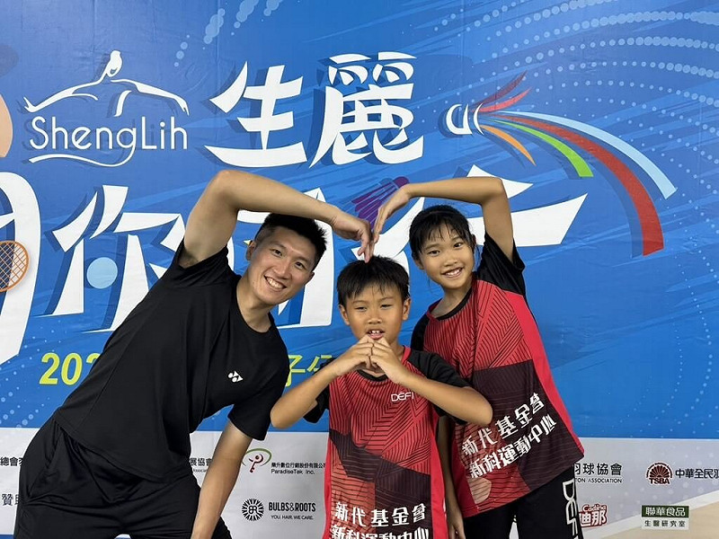 「生麗羽你同行國小暨親子分齡賽」今年擴大舉辦，親子組參賽者卓國雄（左）分別與女兒卓宥妘（右）、兒子卓昱均（中）在12日搭檔出賽，一家人已連續3年參加。（樂升數位行銷提供）中央社記者黎建忠傳真　114年10月12日   
