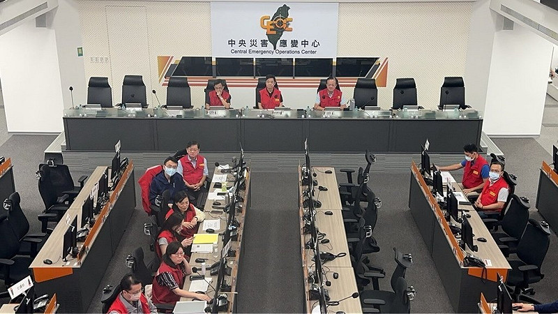中央災害應變中心12日表示，花蓮災區仍維持紅色警戒，請縣府修正完成馬太鞍溪堰塞湖疏散撤離應變計畫，儘速辦理兵棋推演，並視應變搶救清淤告一段落後，辦理實兵演練。（中央災變中心提供）中央社記者黃麗芸傳真　114年10月12日   