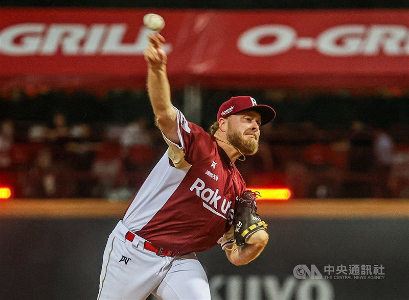 中職季後挑戰賽首度出現兩隊戰成2勝2敗局面，13日決勝第4戰，樂天桃猿派波賽樂（Beau Sulser）（圖）先發。（中央社檔案照片）   
