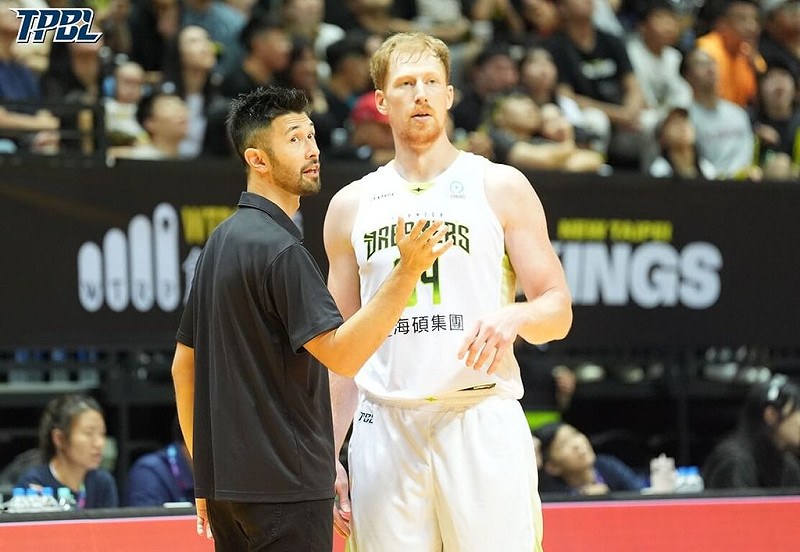 台灣職業籃球大聯盟（TPBL）福爾摩沙夢想家12日新賽季首戰作客新莊體育館，與新北國王交手，結果全場全隊發生29次失誤，夢想家總教練簡浩（左）給自己執教處女秀打0分。（TPBL提供）中央社記者黎建忠傳真　114年10月12日   