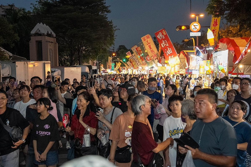 火獅踩街嘉年華在左營街頭串起一條綿延不絕的人龍。 圖:高雄市民政局/提供