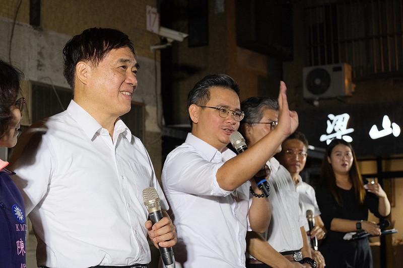 黃健豪臉書發文談黨主席選舉，圖片刻意只選與郝龍斌的合照。   圖：取自黃健豪臉書