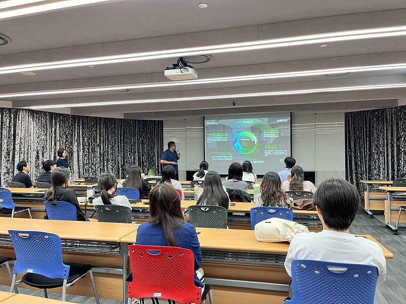 勤業眾信「科技與轉型」團隊介紹事務所四大專業服務，帶領青年學員看見從數字背後到策略顧問的全方位職能。   圖：高雄市青年局/提供