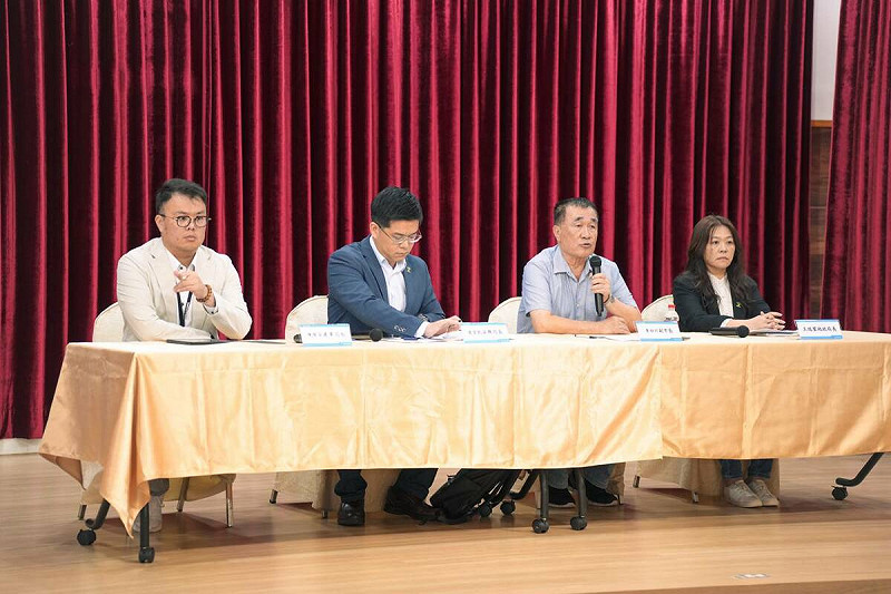 台北市政府12日召開「北士科地上權轉移案」，台北市副市長李四川（右2）宣布，市府將向新光人壽提出共同合意終止契約。   圖：台北市政府 / 提供