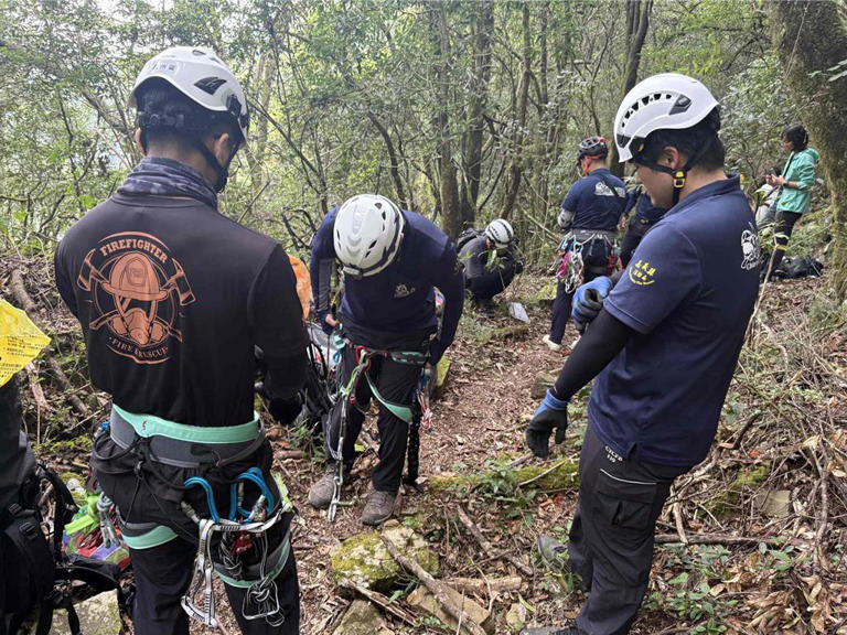 救難人員抵達,發現男孩意識清楚,立即將人搬運至登山口。 圖:嘉義縣消防局提供