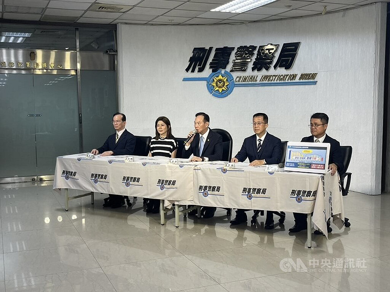 根據刑事局最新統計資料顯示，詐騙集團假借花蓮洪災名義行騙共11件報案，總財損逾新台幣62萬元，13日特邀藝人王彩樺（左2）倡議宣導識詐、防詐。中央社記者黃麗芸攝 114年10月13日   