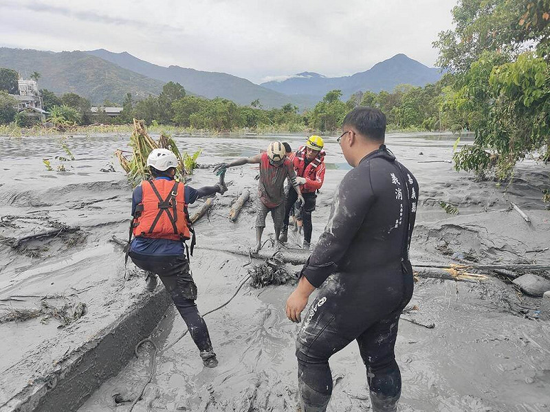 嘉義縣消防局特種搜救隊10名特搜隊人員，13日再度前往花蓮救災，9月底特搜隊人員曾救出一名陷入泥沼的男子。（嘉義縣消防局提供）中央社記者蔡智明傳真  114年10月13日   