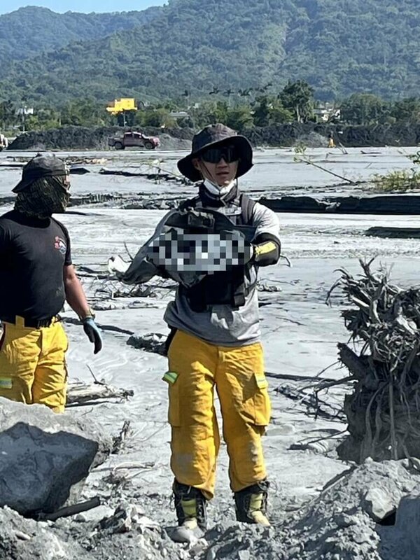 屏東消防局特搜大隊協助搜尋馬太鞍溪堰塞湖溢流失聯者，除尋獲失聯汽車，未發現失聯者，預計13日返回屏東待命。（屏東消防局提供）中央社記者李卉婷傳真　114年10月13日   