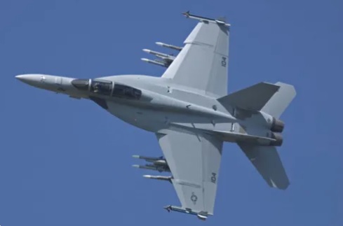 美軍計畫以 F/A-XX 取代 F/A-18E/F 「超級大黃蜂」與 EA-18G 「咆哮者」電子攻擊機，做為美軍航母的第六代艦載機。圖為 F/A-18E/F 「超級大黃蜂」 戰機。   圖：翻攝自 騰訊網 直新聞