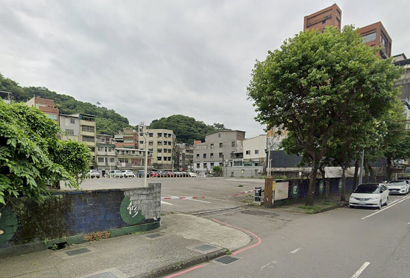 基隆市長謝國樑打算採「都更合建方式」進行新市政大樓興建。不過，這個合建計畫卻讓建商拿走三分之二樓地板面積，僅留三分之一樓地板面積給市府使用，這讓綠營議員直言，此舉恐有圖利廠商之嫌，更有可能成為「京華城案的翻版」。(圖為基隆市新市政大樓預定地)   圖：翻攝自GoogleMap